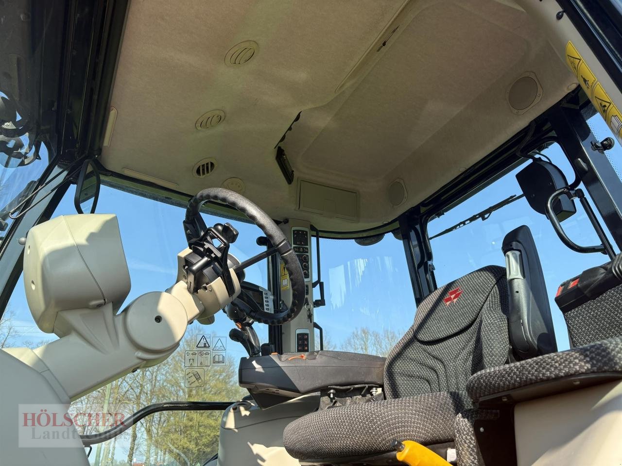 Traktor of the type Massey Ferguson MF 6713S DynaVT Efficient, Gebrauchtmaschine in Warendorf (Picture 6)