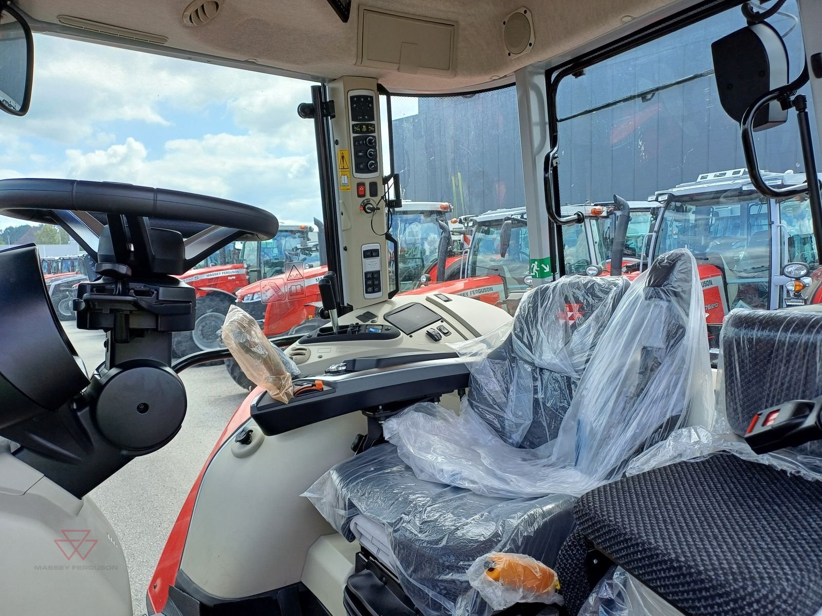 Traktor of the type Massey Ferguson MF 7S.180, Neumaschine in Schwechat (Picture 10)
