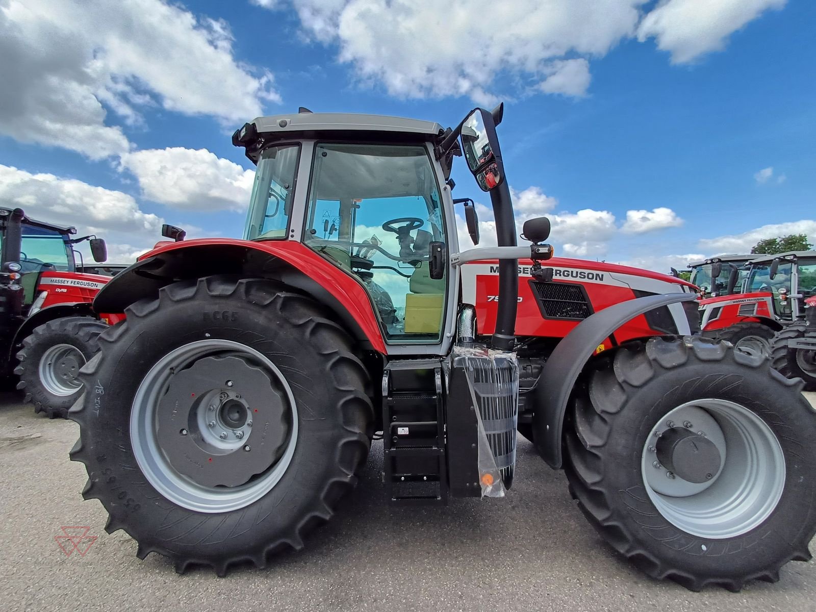 Traktor of the type Massey Ferguson MF 7S.180, Neumaschine in Schwechat (Picture 3)