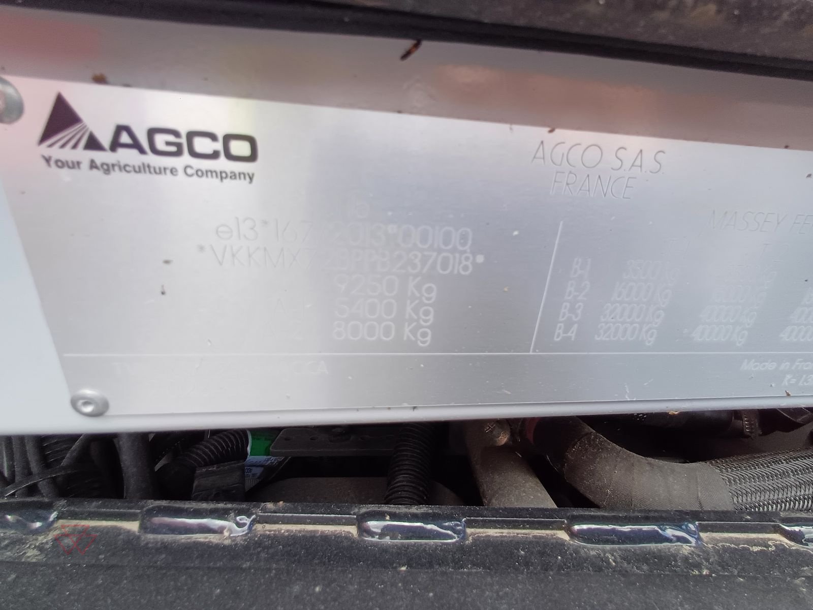 Traktor of the type Massey Ferguson MF 7S.180, Neumaschine in Schwechat (Picture 2)