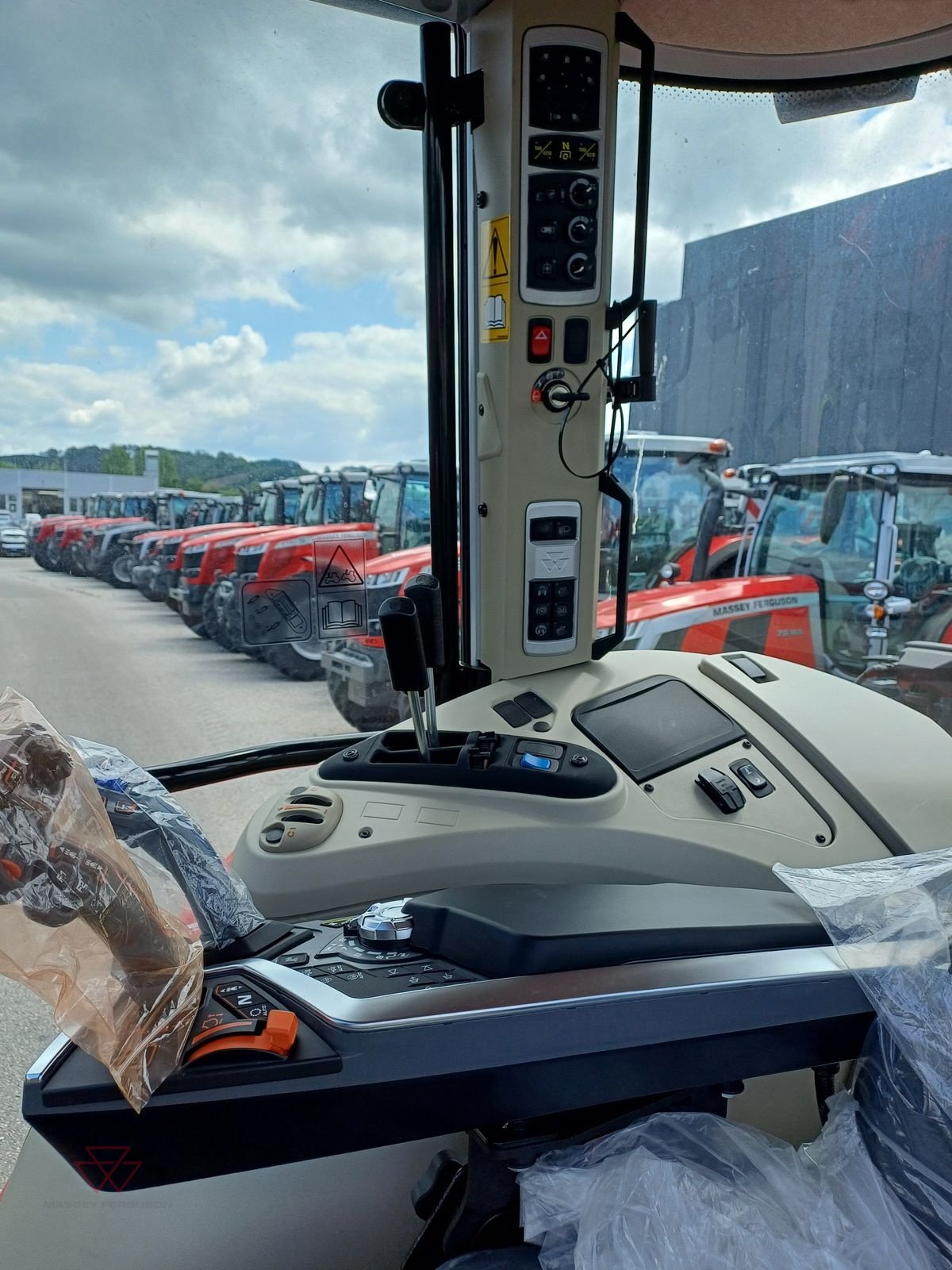 Traktor of the type Massey Ferguson MF 7S.180, Neumaschine in Schwechat (Picture 11)