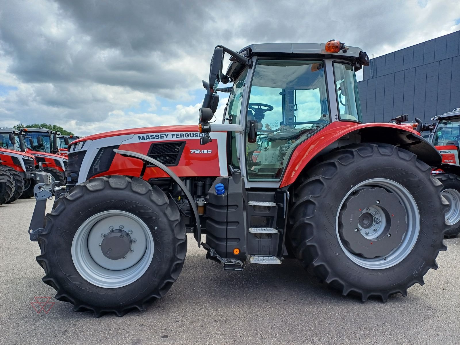Traktor of the type Massey Ferguson MF 7S.180, Neumaschine in Schwechat (Picture 1)
