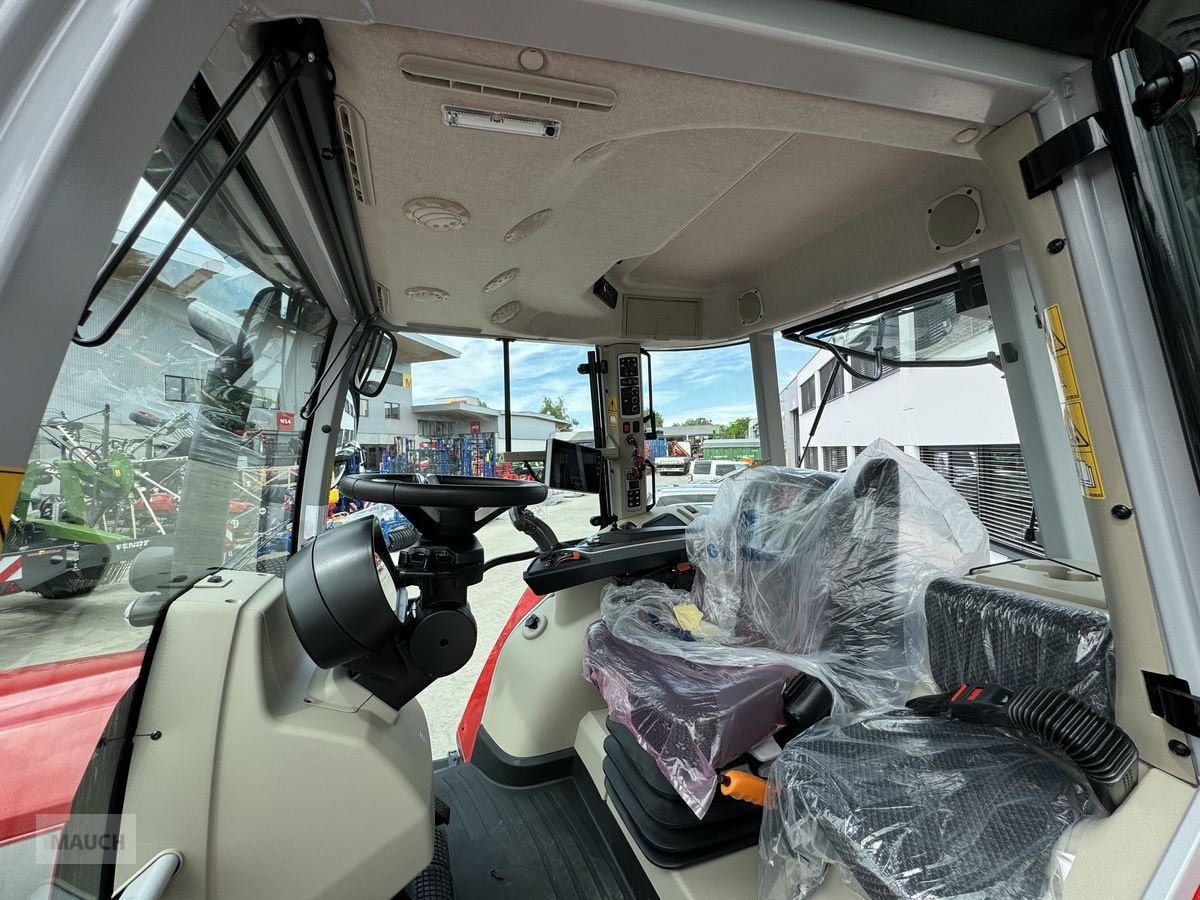 Traktor of the type Massey Ferguson MF 7S.210 Dyna-VT Exclusive, Neumaschine in Burgkirchen (Picture 12)