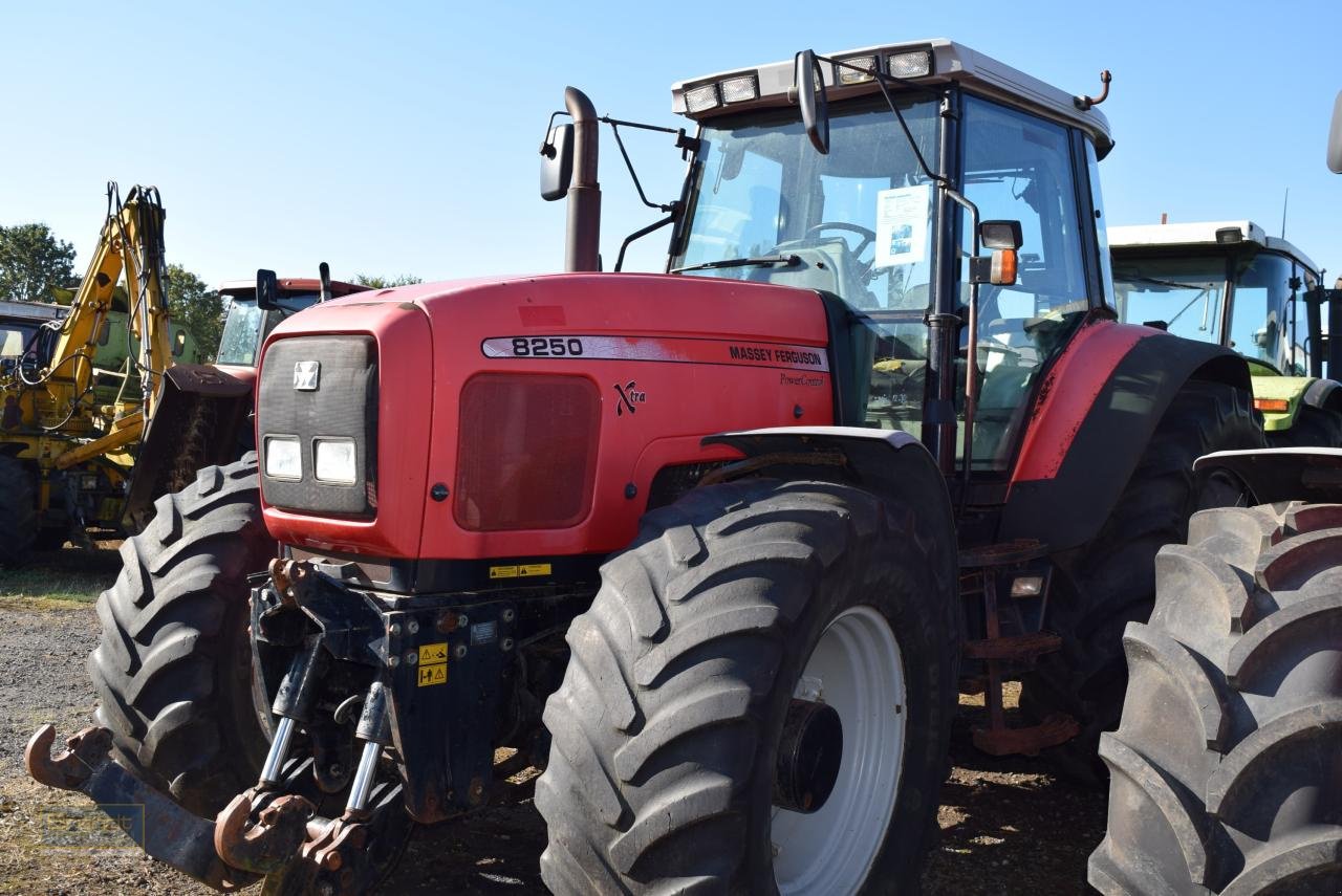 Traktor типа Massey Ferguson MF 8250, Gebrauchtmaschine в Oyten (Фотография 2)