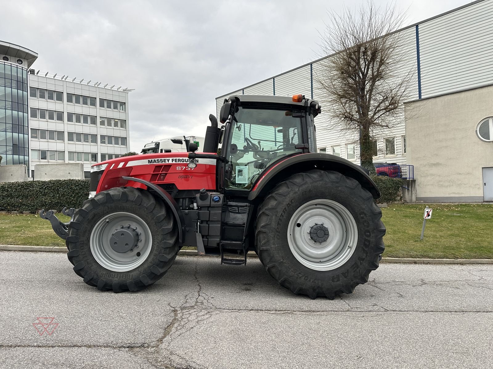 Traktor des Typs Massey Ferguson MF 8737, Gebrauchtmaschine in Schwechat (Bild 4)