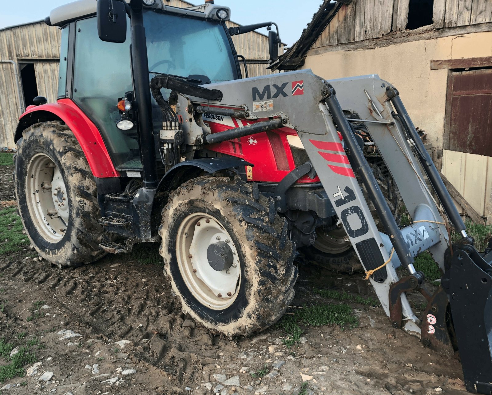 Traktor des Typs Massey Ferguson TRACTEUR 5710 SL, Gebrauchtmaschine in ST CLEMENT DE LA PLACE (Bild 3)
