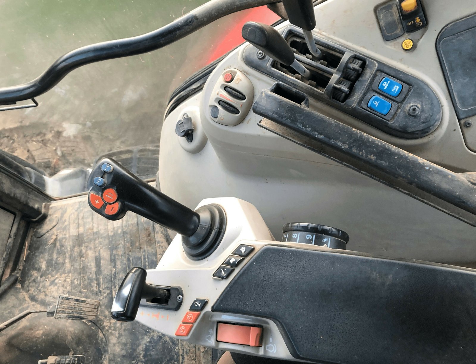 Traktor des Typs Massey Ferguson TRACTEUR 5710 SL, Gebrauchtmaschine in ST CLEMENT DE LA PLACE (Bild 5)