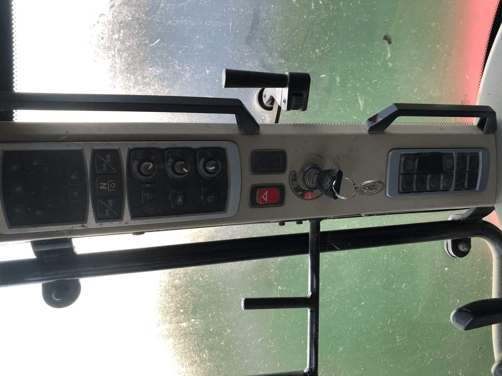 Traktor des Typs Massey Ferguson TRACTEUR 5710 SL, Gebrauchtmaschine in ST CLEMENT DE LA PLACE (Bild 6)