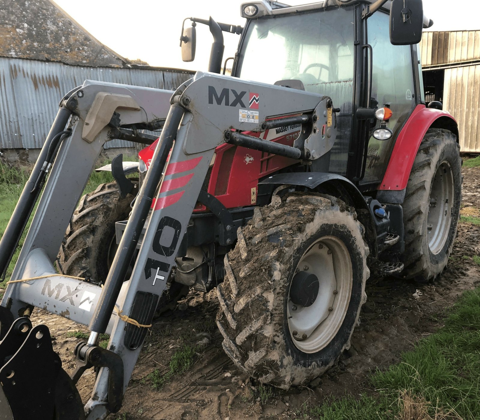 Traktor des Typs Massey Ferguson TRACTEUR 5710 SL, Gebrauchtmaschine in ST CLEMENT DE LA PLACE (Bild 1)