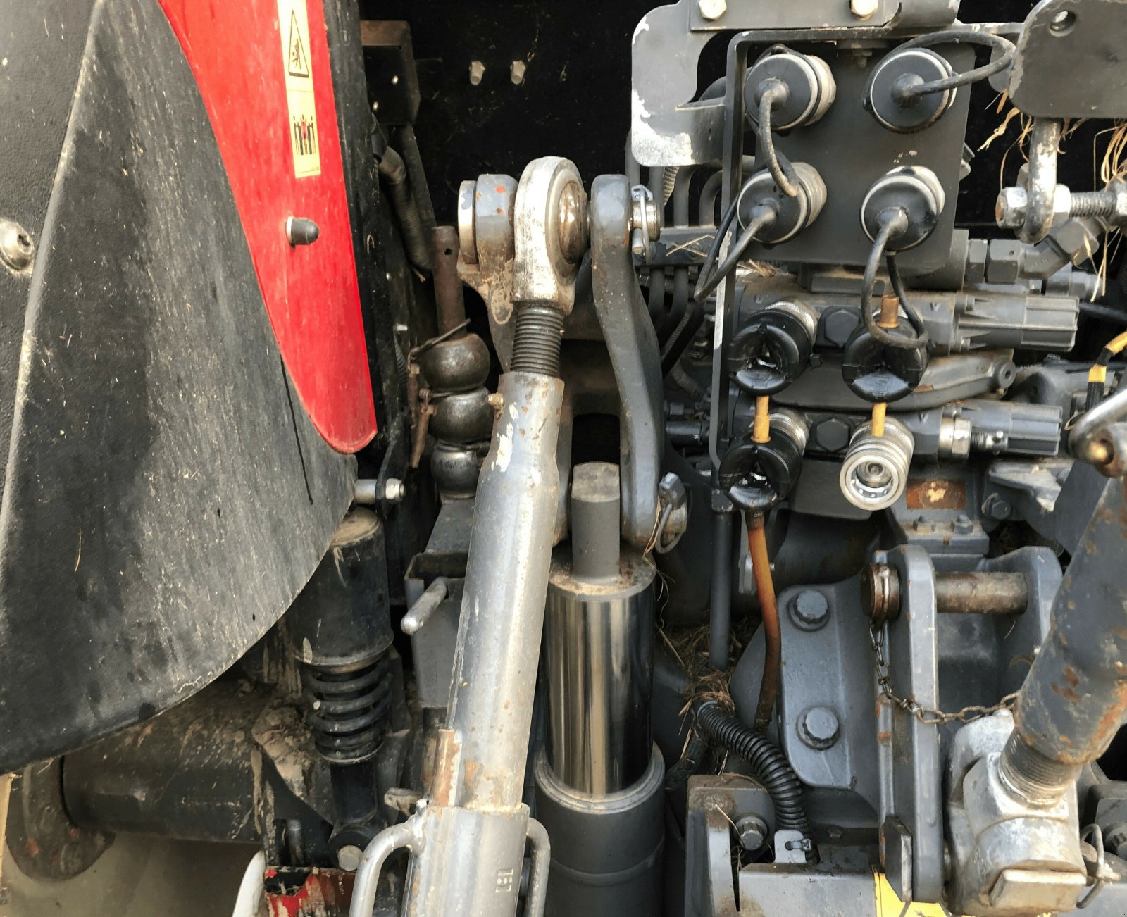 Traktor des Typs Massey Ferguson TRACTEUR 5710 SL, Gebrauchtmaschine in ST CLEMENT DE LA PLACE (Bild 4)