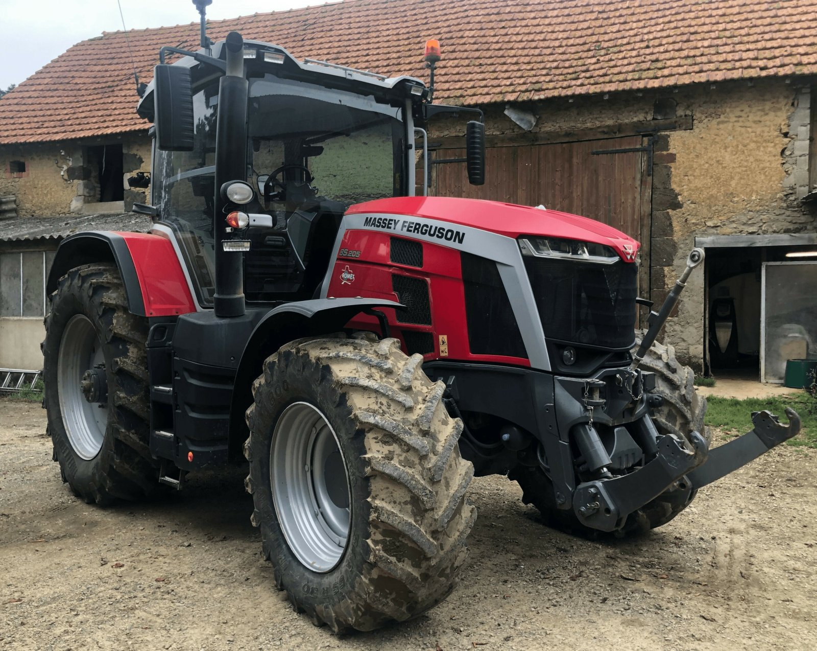 Traktor типа Massey Ferguson TRACTEUR 8S205, Gebrauchtmaschine в ST CLEMENT DE LA PLACE (Фотография 5)