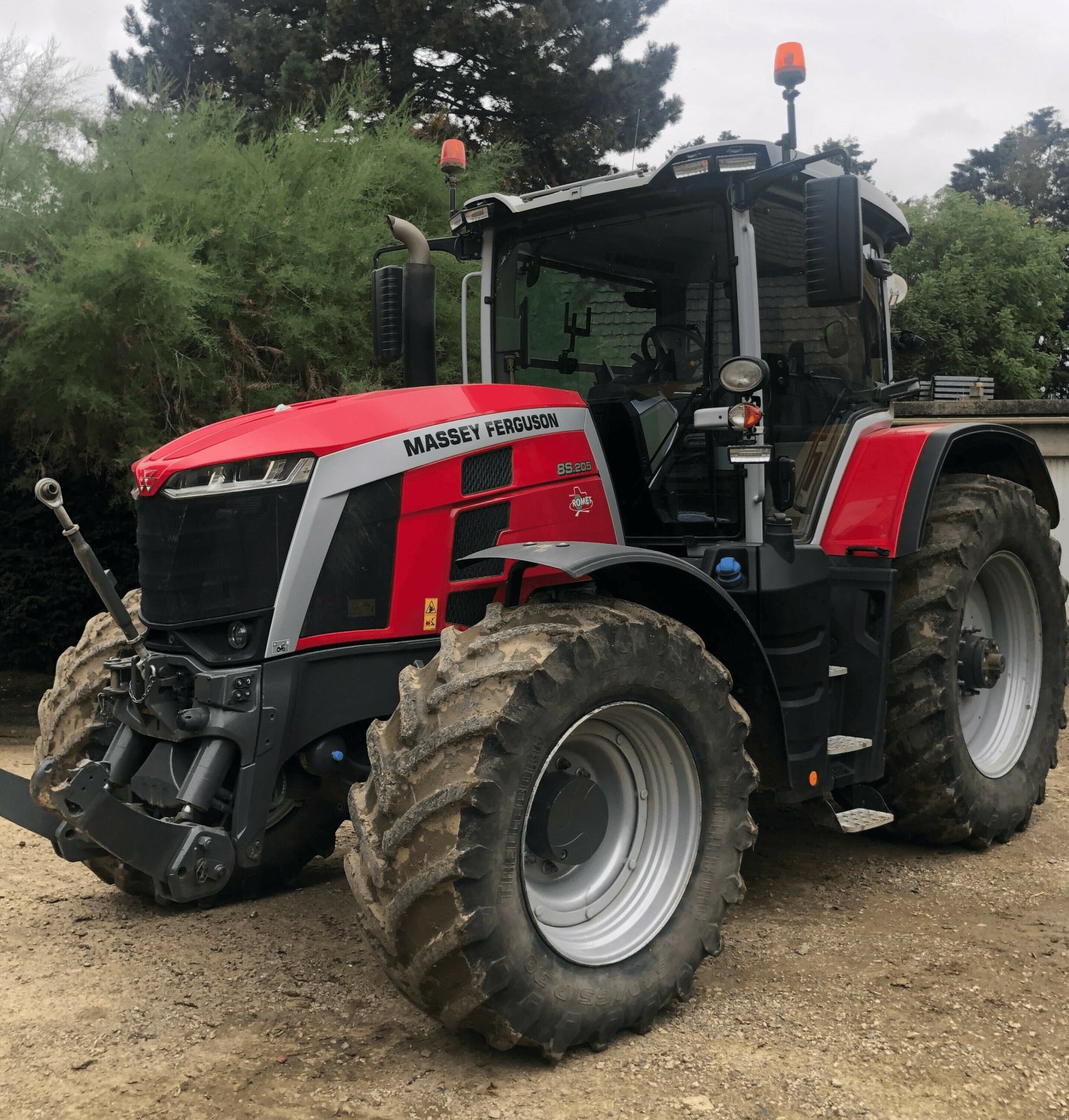 Traktor типа Massey Ferguson TRACTEUR 8S205, Gebrauchtmaschine в ST CLEMENT DE LA PLACE (Фотография 1)