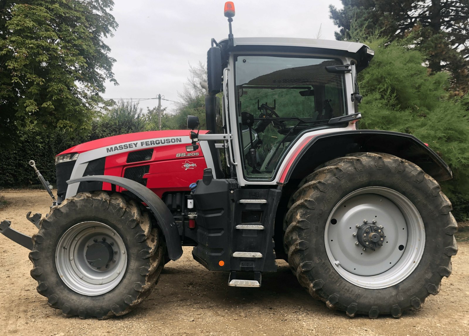 Traktor типа Massey Ferguson TRACTEUR 8S205, Gebrauchtmaschine в ST CLEMENT DE LA PLACE (Фотография 2)