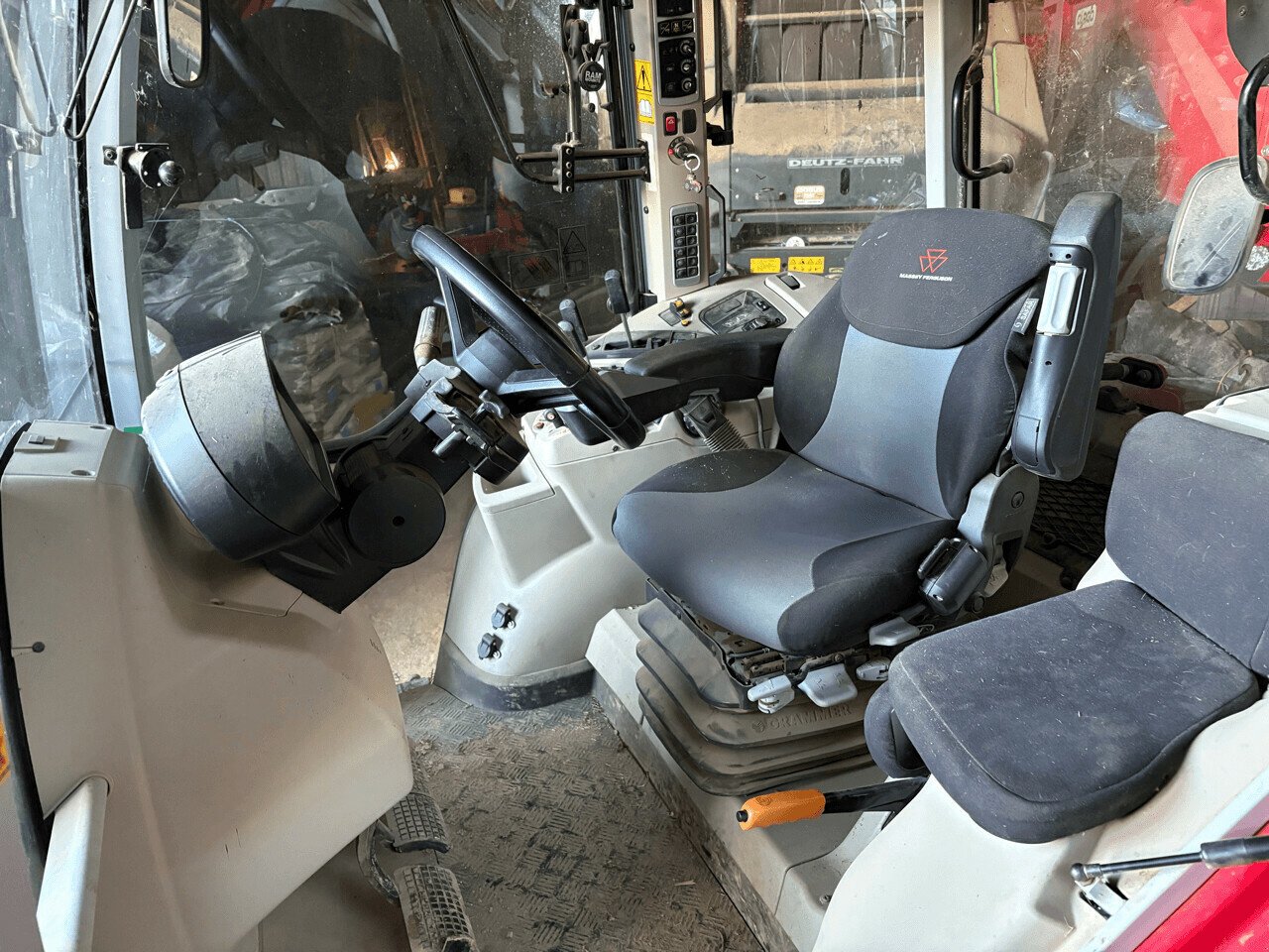 Traktor typu Massey Ferguson TRACTEUR MF 5 S 115 +CHARGEUR, Gebrauchtmaschine v PONTIVY (Obrázek 5)