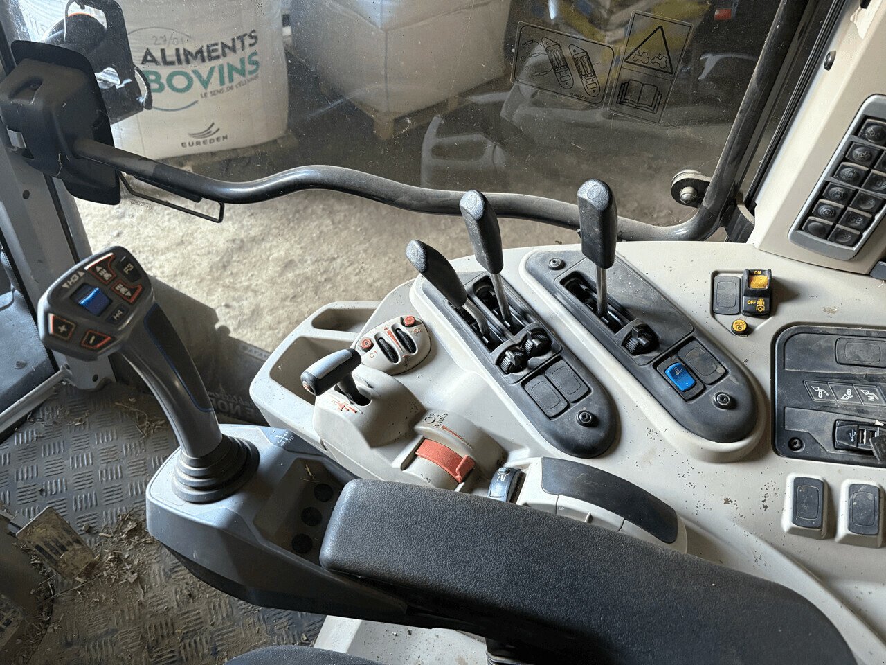 Traktor typu Massey Ferguson TRACTEUR MF 5 S 115 +CHARGEUR, Gebrauchtmaschine v PONTIVY (Obrázek 6)