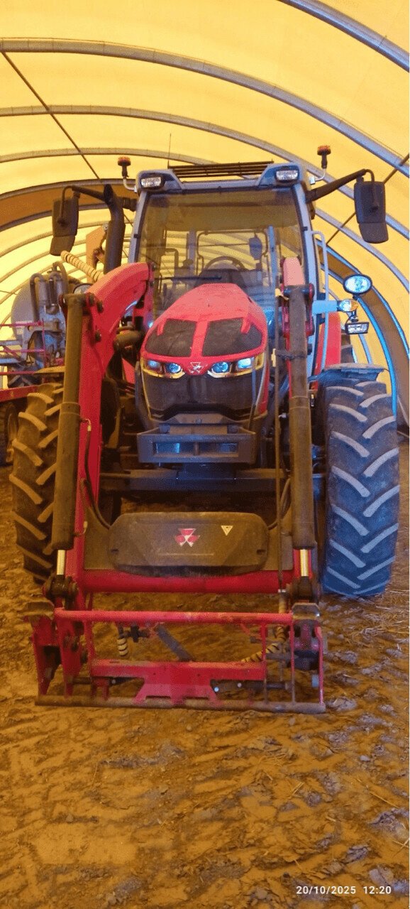 Traktor типа Massey Ferguson TRACTEUR MF 5S105 + ADPT MX, Gebrauchtmaschine в PONTIVY (Фотография 2)