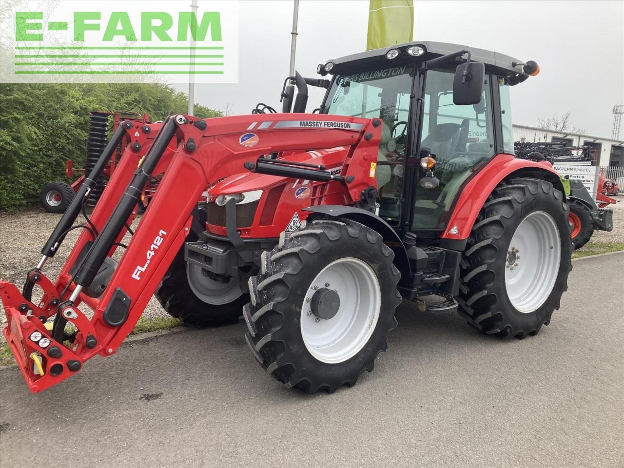 Traktor des Typs Massey Ferguson USED 2017 5610 C/W FL4121 FRONT LOADER, Gebrauchtmaschine in SINDERBY, THIRSK (Bild 17)