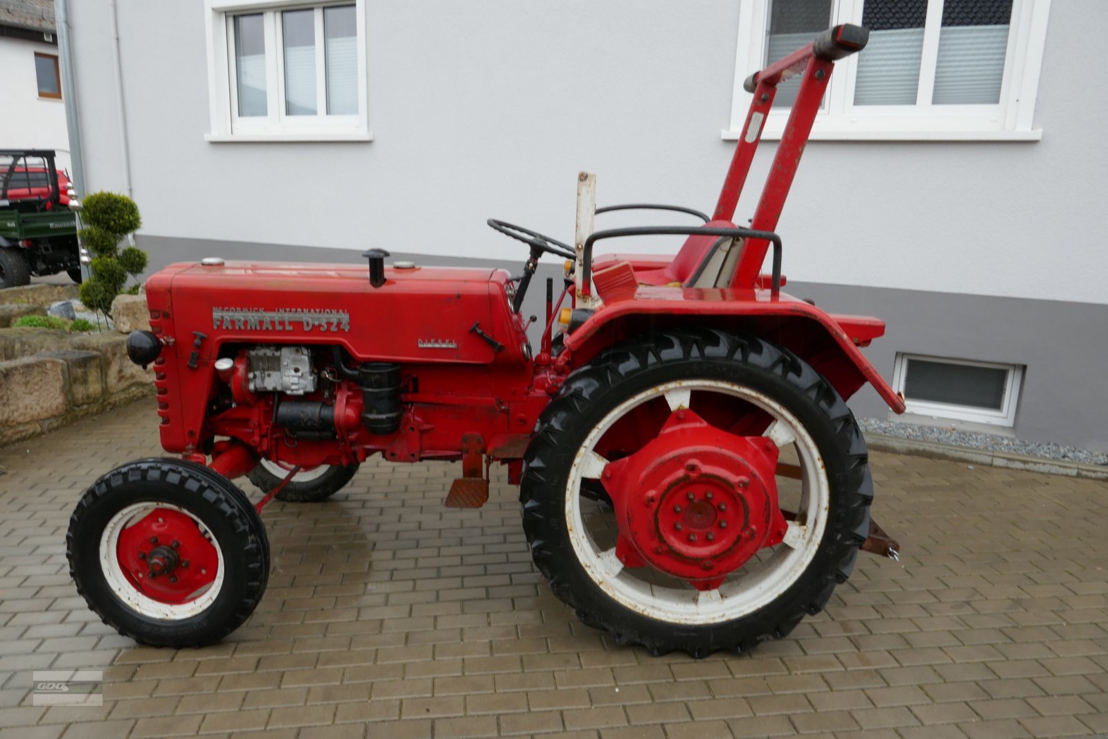 Traktor des Typs McCormick D-324 "Motor komplett überholt" Gepflegter Traktor, Gebrauchtmaschine in Langenzenn (Bild 2)