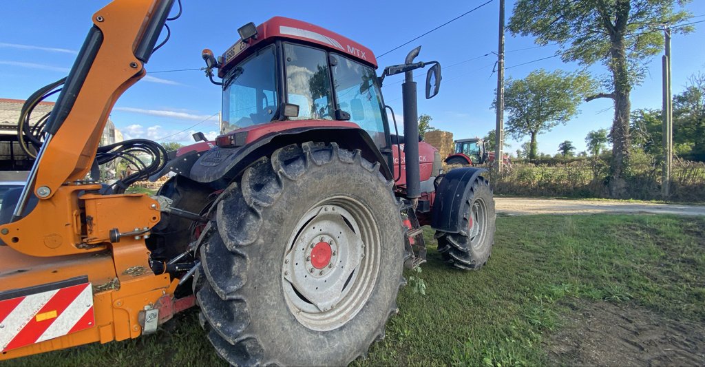 Traktor от тип McCormick MTX120, Gebrauchtmaschine в MONTLUCON (Снимка 4)