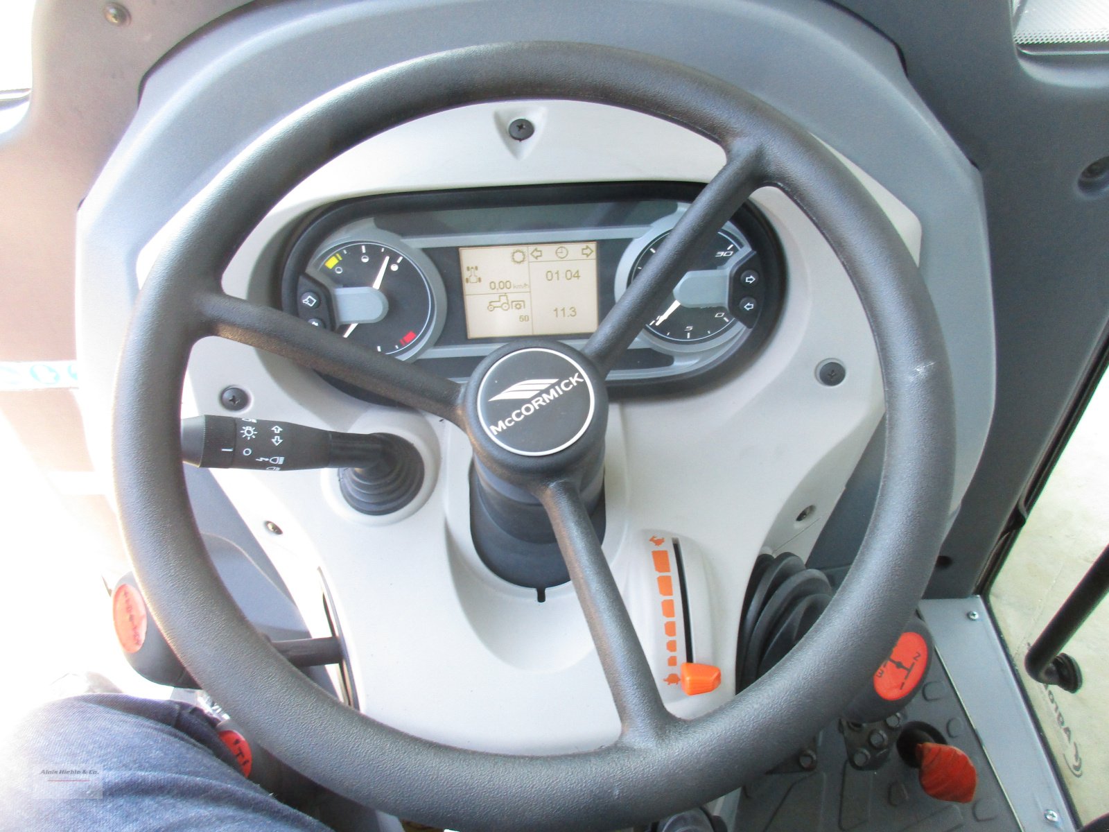 Traktor des Typs McCormick X 3.070 F, Neumaschine in Tapfheim (Bild 3)