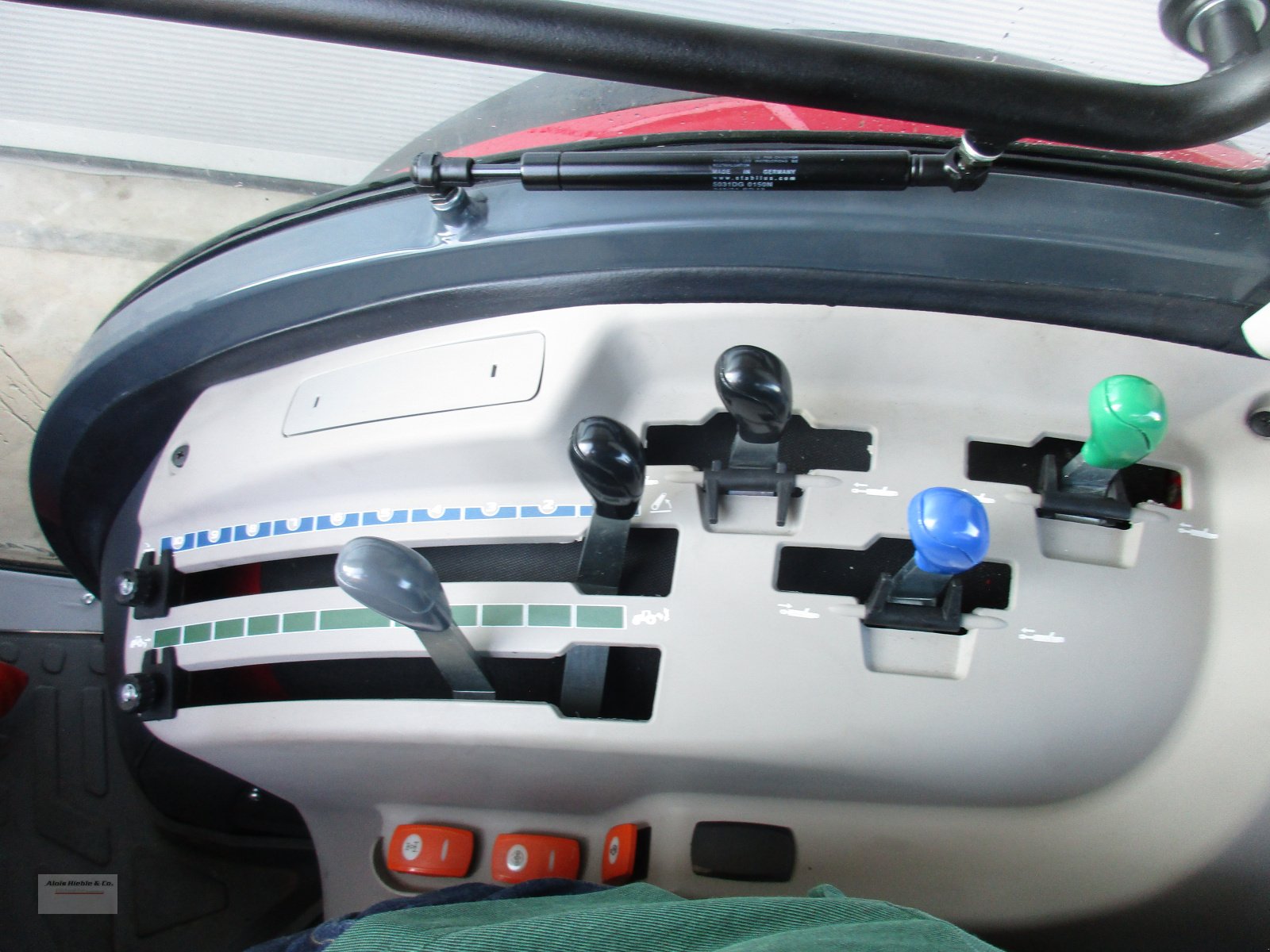 Traktor des Typs McCormick X 3.070 F, Neumaschine in Tapfheim (Bild 4)