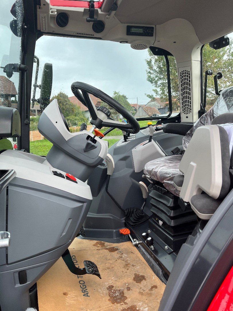 Traktor typu McCormick X 4.080, Neumaschine v Helgisried (Obrázek 9)