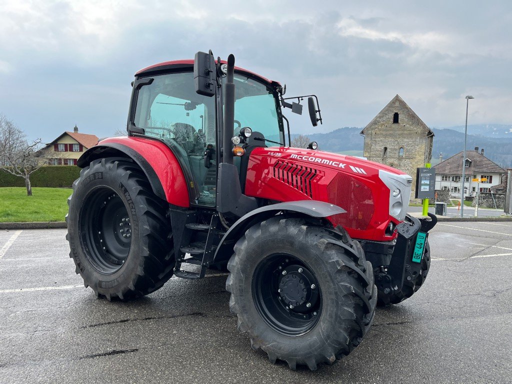 Traktor του τύπου McCormick X 6.135, Ausstellungsmaschine σε Helgisried (Φωτογραφία 2)