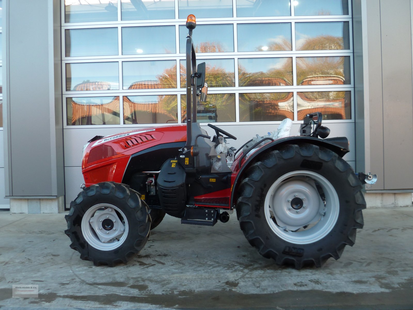 Traktor des Typs McCormick X2.055, Neumaschine in Tapfheim (Bild 1)