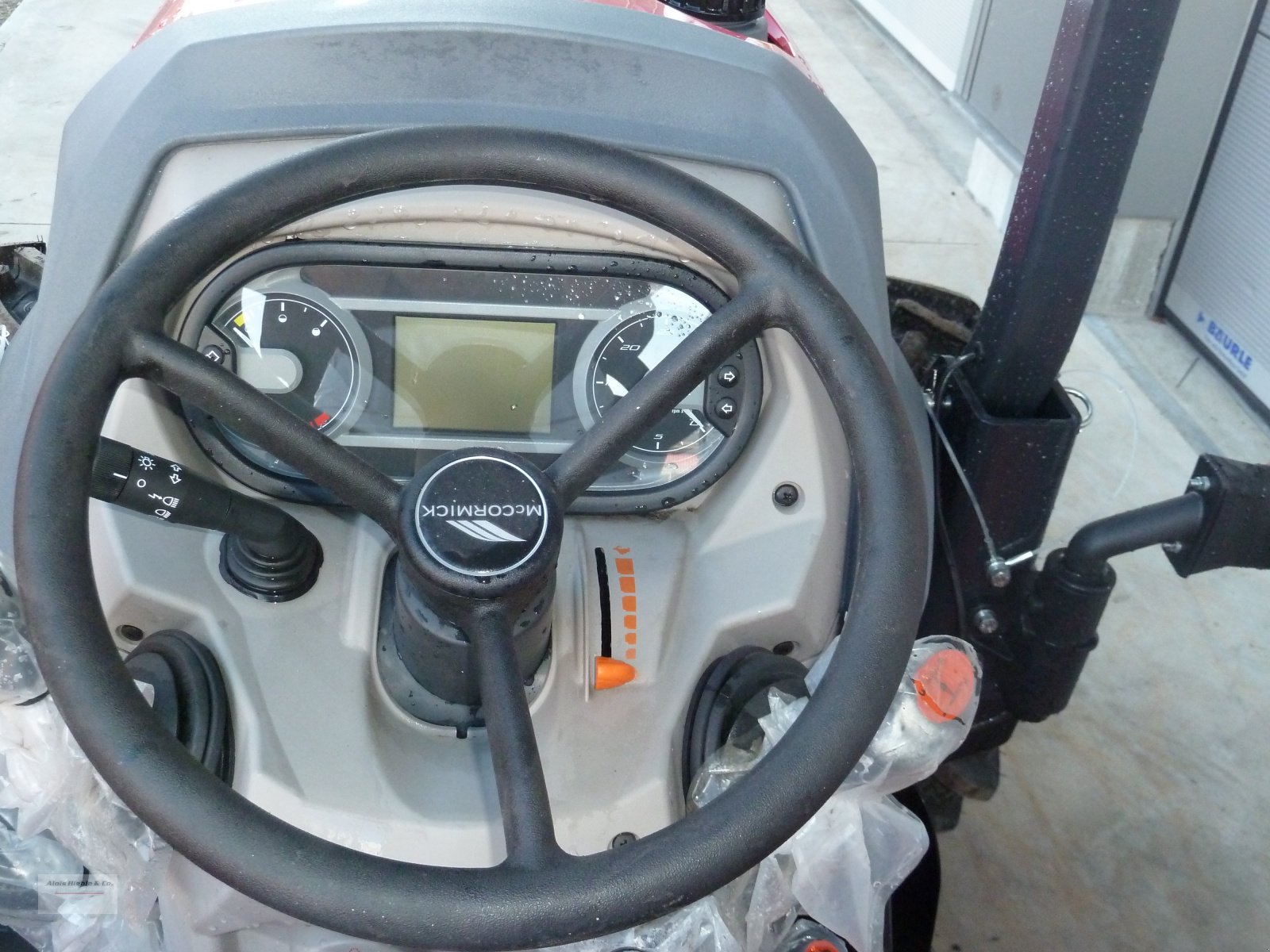 Traktor des Typs McCormick X2.055, Neumaschine in Tapfheim (Bild 6)