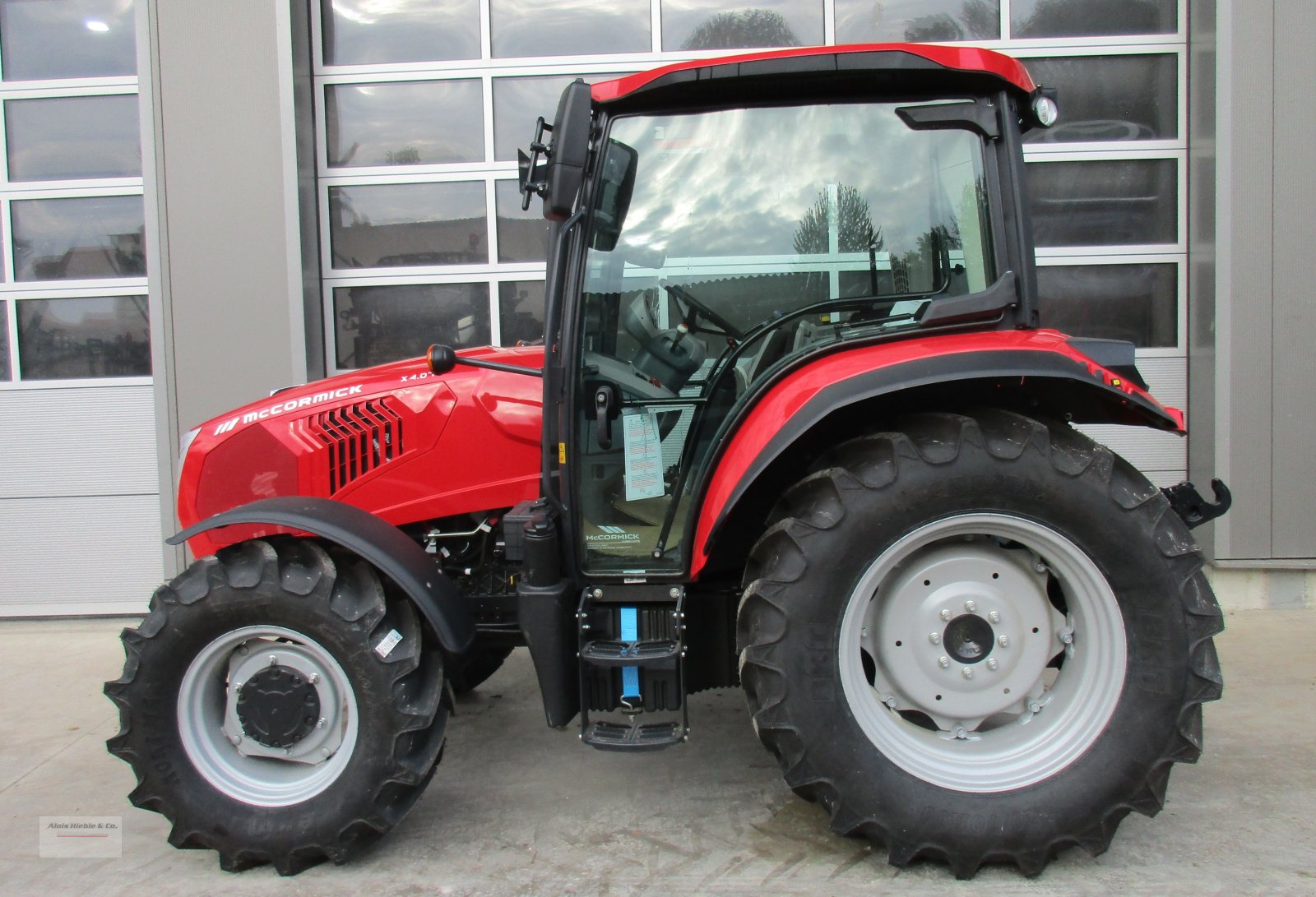 Traktor des Typs McCormick X4.070, Neumaschine in Tapfheim (Bild 1)