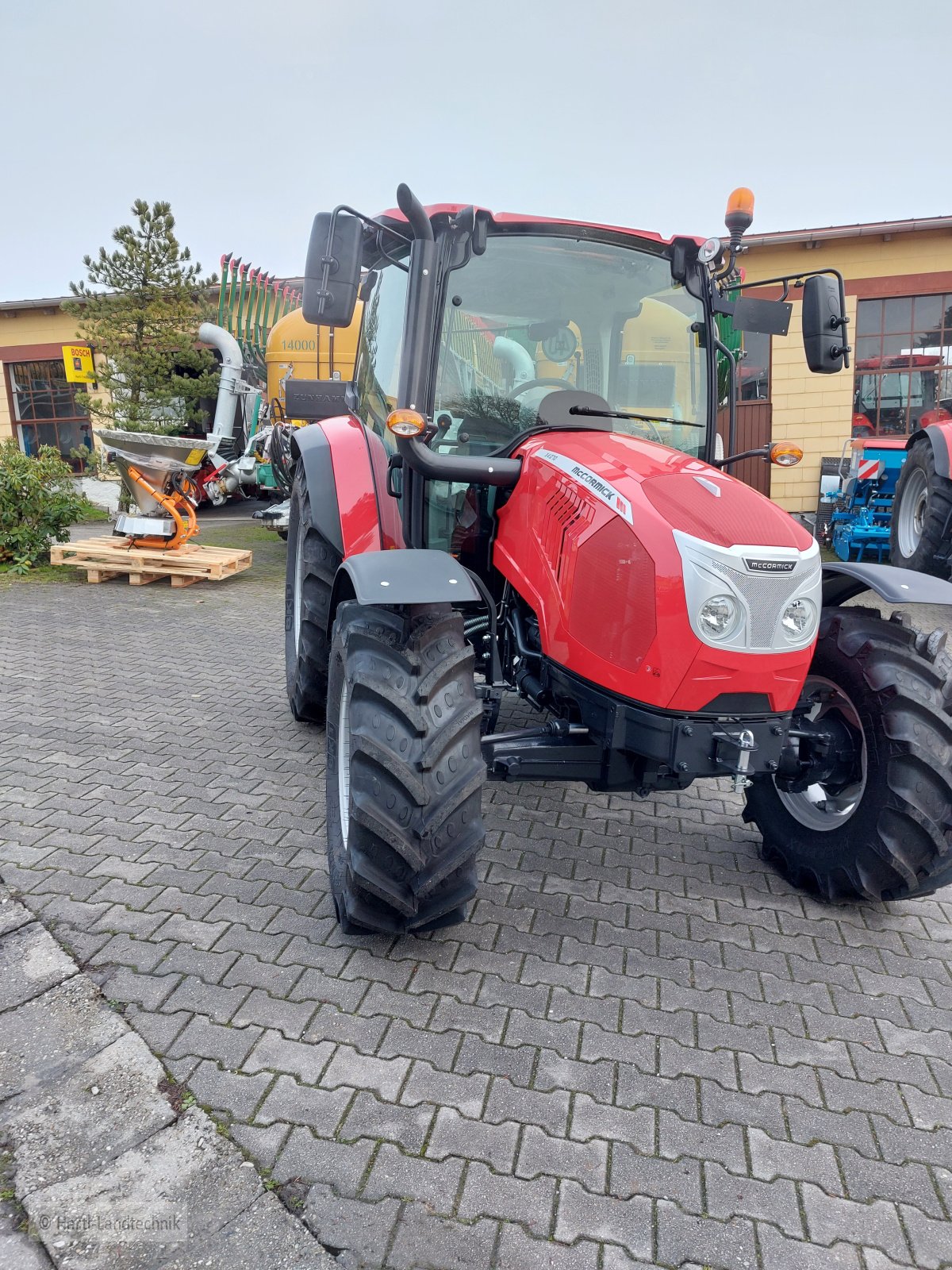 Traktor des Typs McCormick X4.070, Neumaschine in Ortenburg (Bild 2)