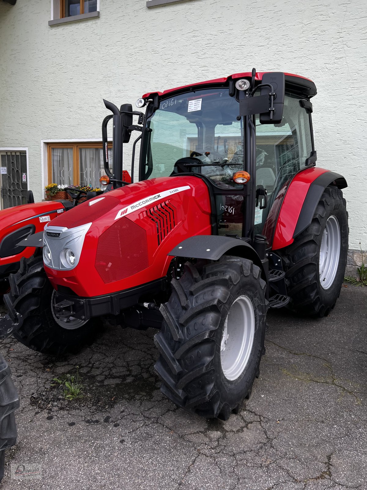 Traktor of the type McCormick X4.080, Neumaschine in Regen (Picture 1)