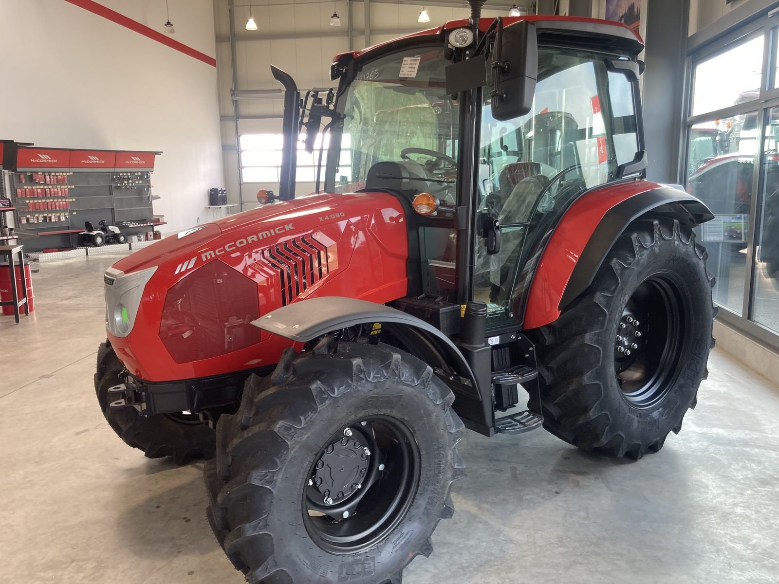 Traktor of the type McCormick X4.080, Neumaschine in Oberweidelham (Picture 1)