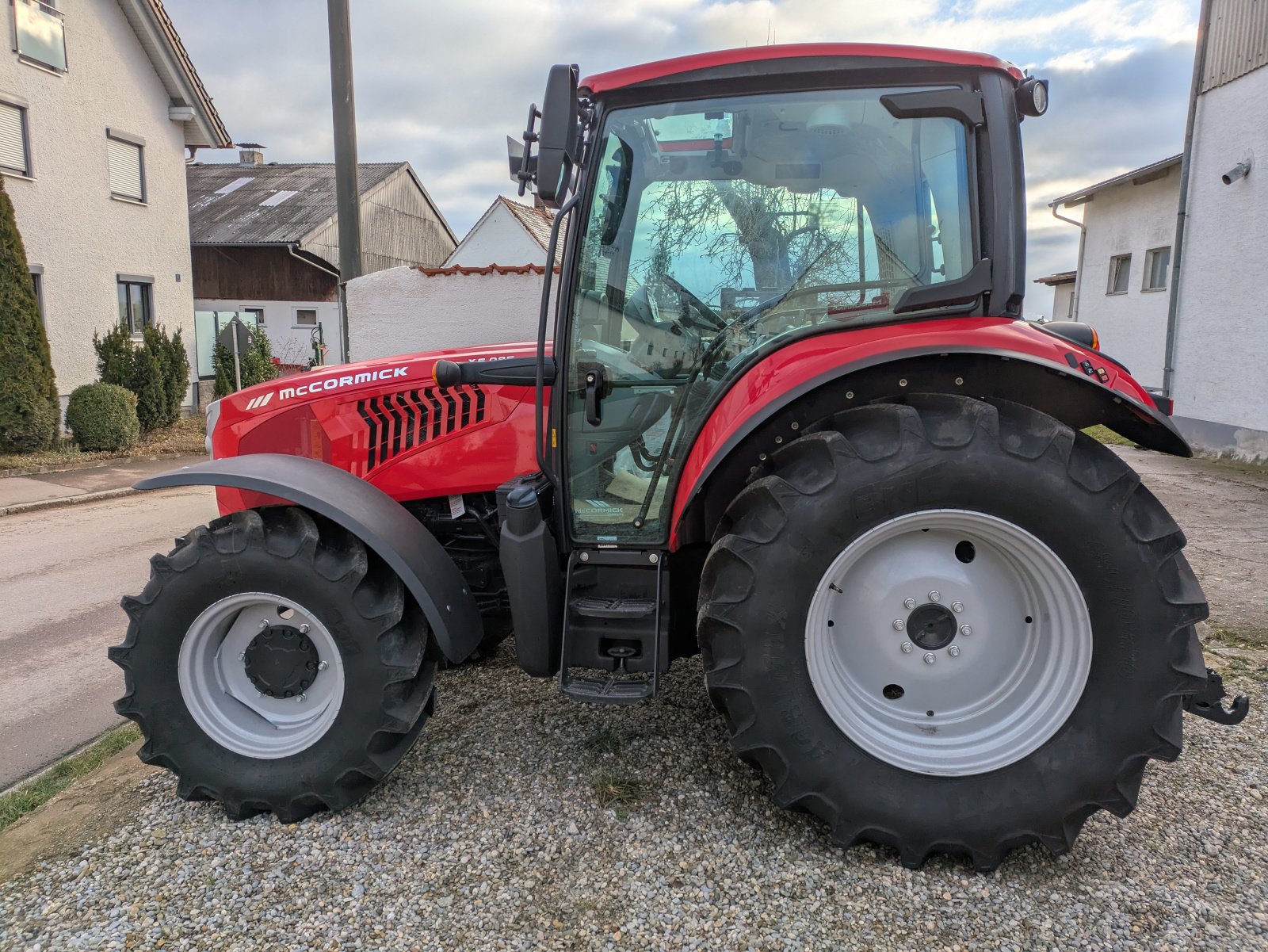 Traktor des Typs McCormick X5.085, Neumaschine in Inchenhofen - Sainbach (Bild 2)