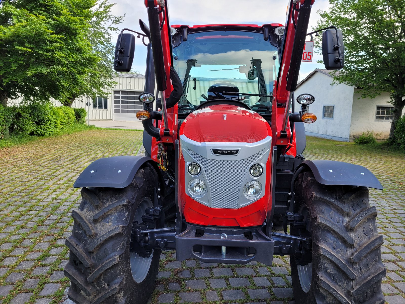 Traktor of the type McCormick X5.085, Neumaschine in Schwindegg (Picture 1)