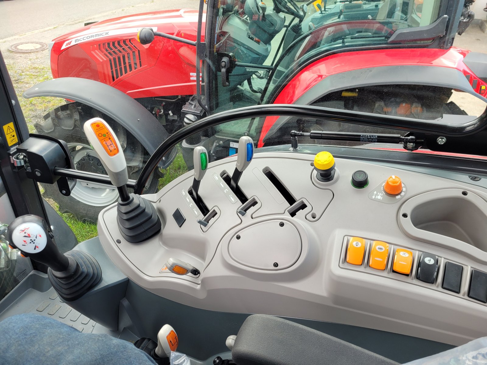 Traktor of the type McCormick X5.085, Neumaschine in Schwindegg (Picture 11)