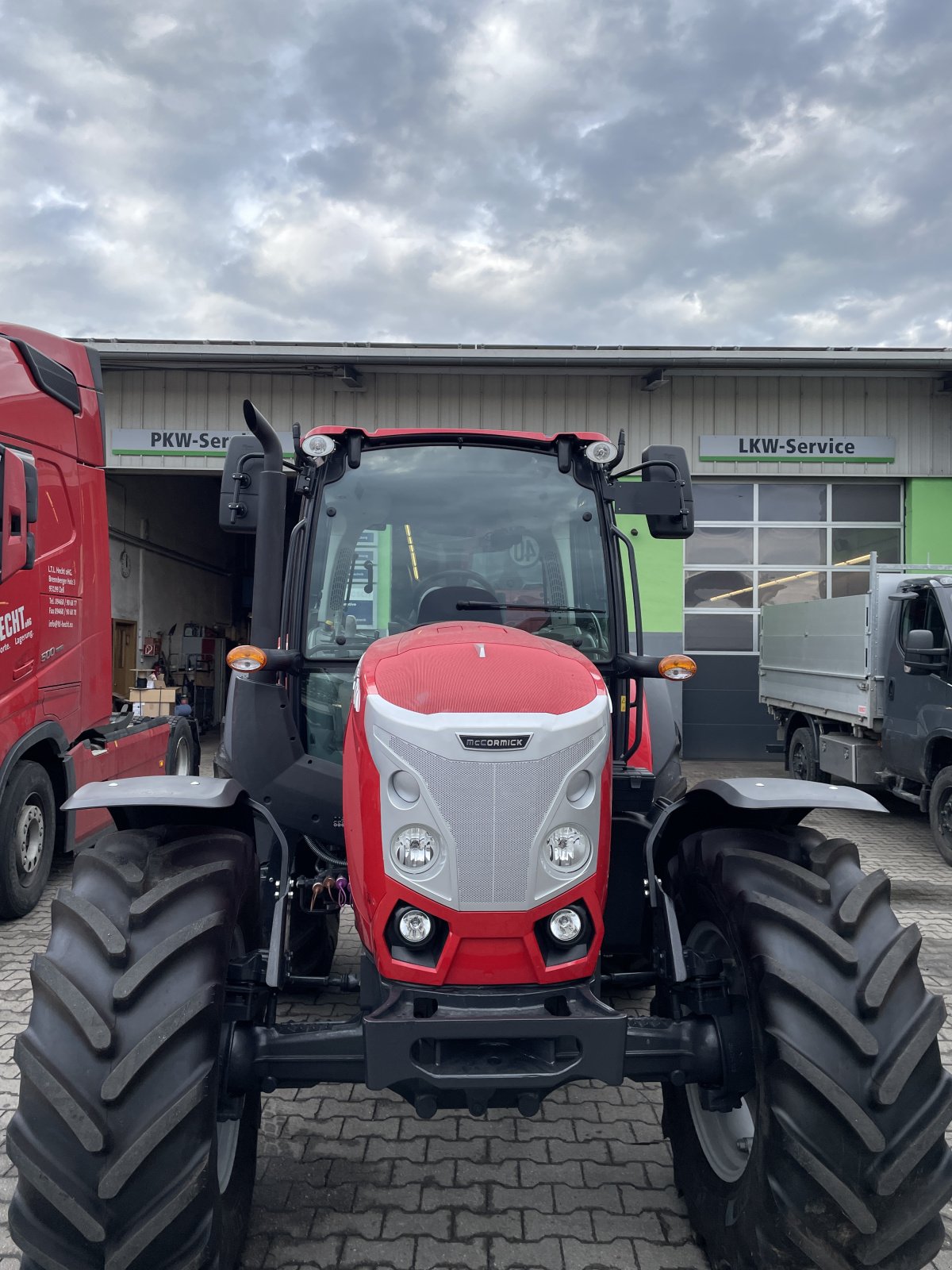 Traktor of the type McCormick X5.110, Neumaschine in Nittenau (Picture 2)