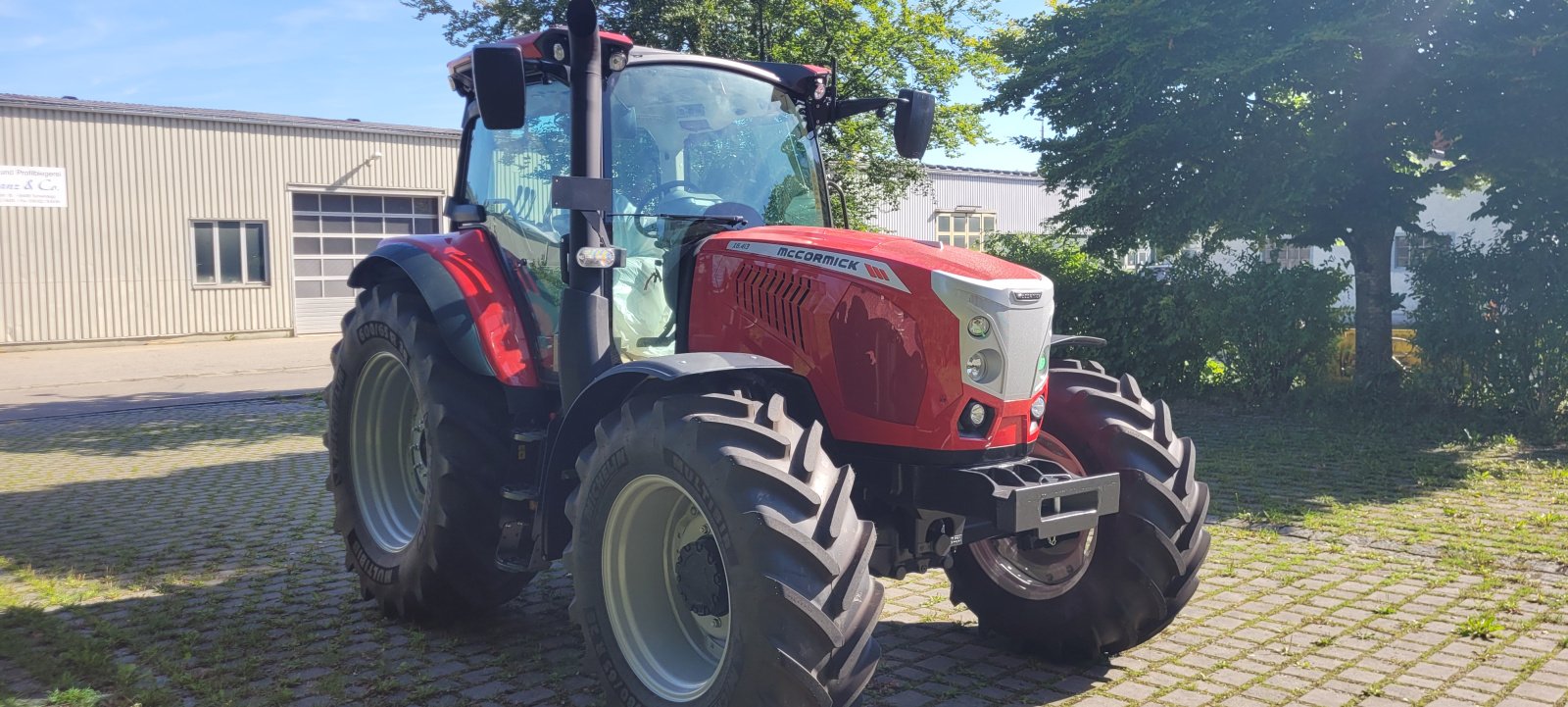 Traktor des Typs McCormick X6.413, Neumaschine in Schwindegg (Bild 1)