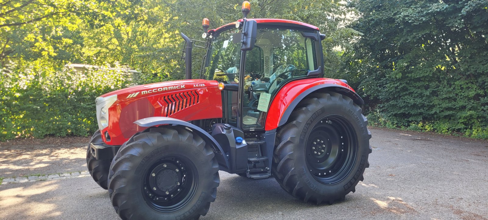 Traktor des Typs McCormick X6.413, Neumaschine in Schwindegg (Bild 2)