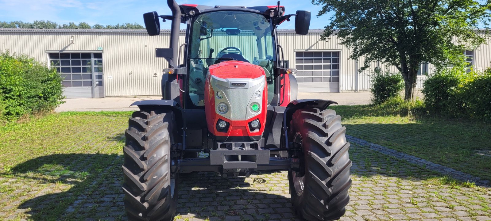 Traktor des Typs McCormick X6.413, Neumaschine in Schwindegg (Bild 3)