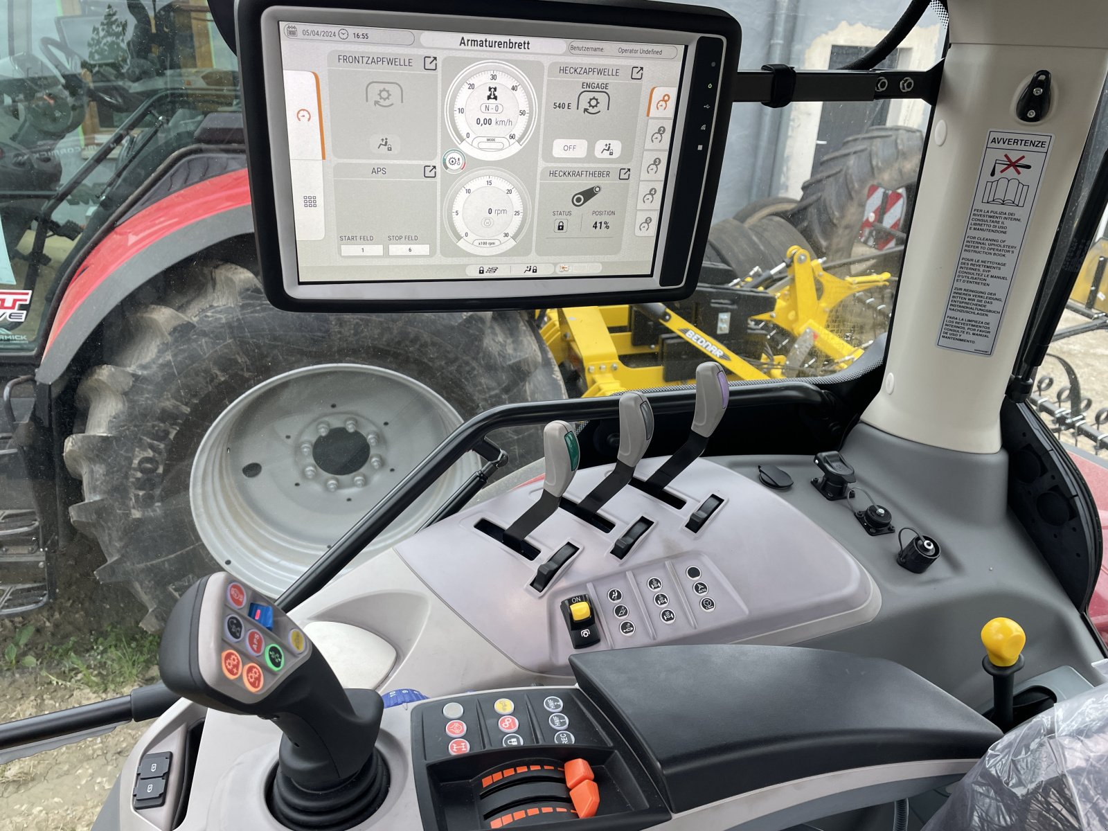 Traktor des Typs McCormick X6.414, Neumaschine in Nittenau (Bild 5)