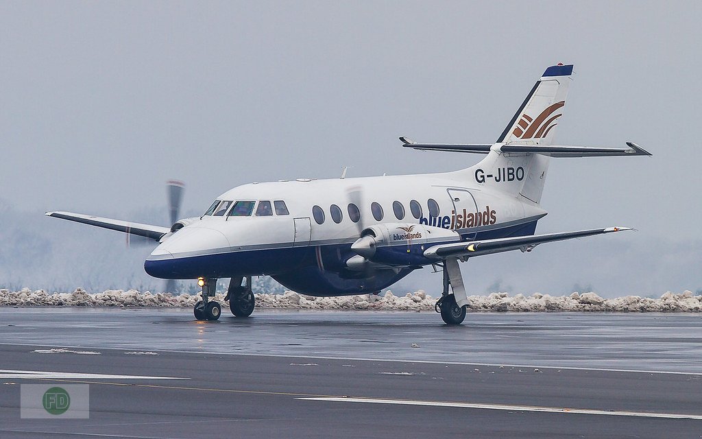 Traktor Türe ait Mercedes-Benz Unimog , Jetstream 3200, echtes Flugzeug für Deko , Blickfang, Gebrauchtmaschine içinde Hinterschmiding (resim 2)