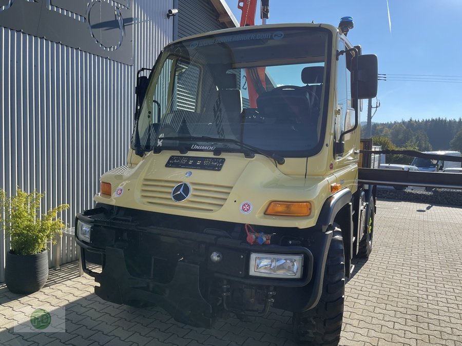 Traktor des Typs Mercedes-Benz Unimog U300 mit Palfinger Mega Kran , nur 7500 kg , 1.Hand , 1a Zustand, Gebrauchtmaschine in Hinterschmiding (Bild 4)
