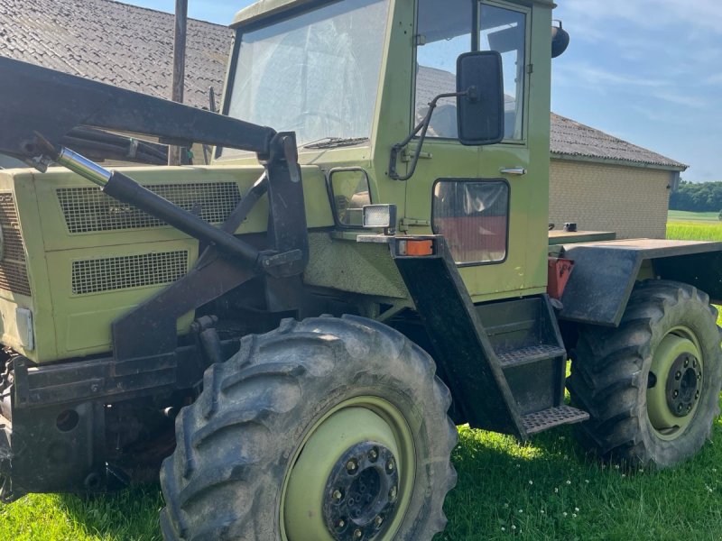 Traktor des Typs Mercedes MB TRAC 800 Hydralik station og tank bagpå afmonteres, Gebrauchtmaschine in Vejle (Bild 1)