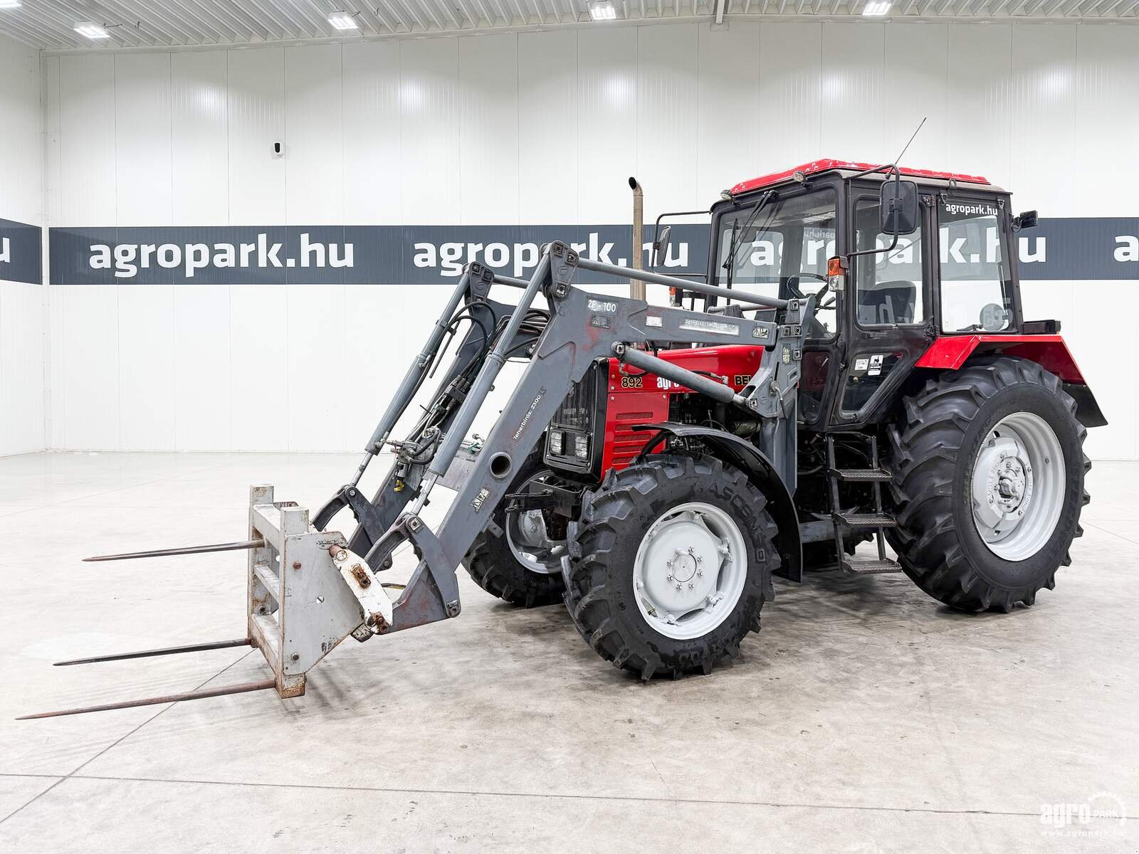 Traktor typu MTZ 892.2 with front loader, Gebrauchtmaschine v Csengele (Obrázok 1)