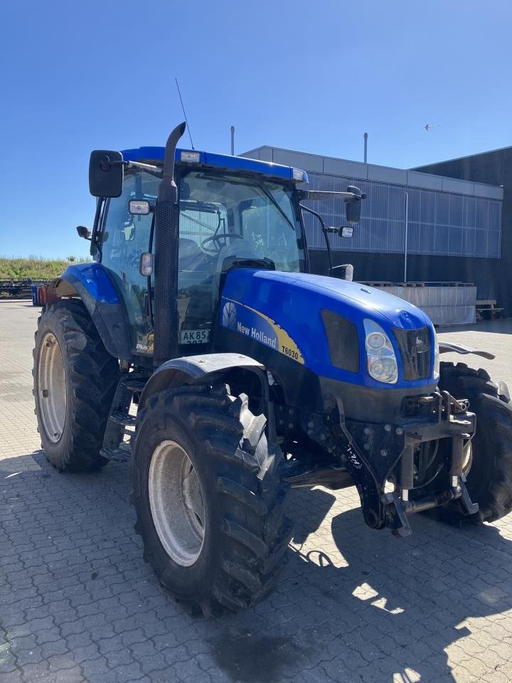 Traktor typu New Holland 6030 PLUS, Gebrauchtmaschine v Maribo (Obrázek 2)