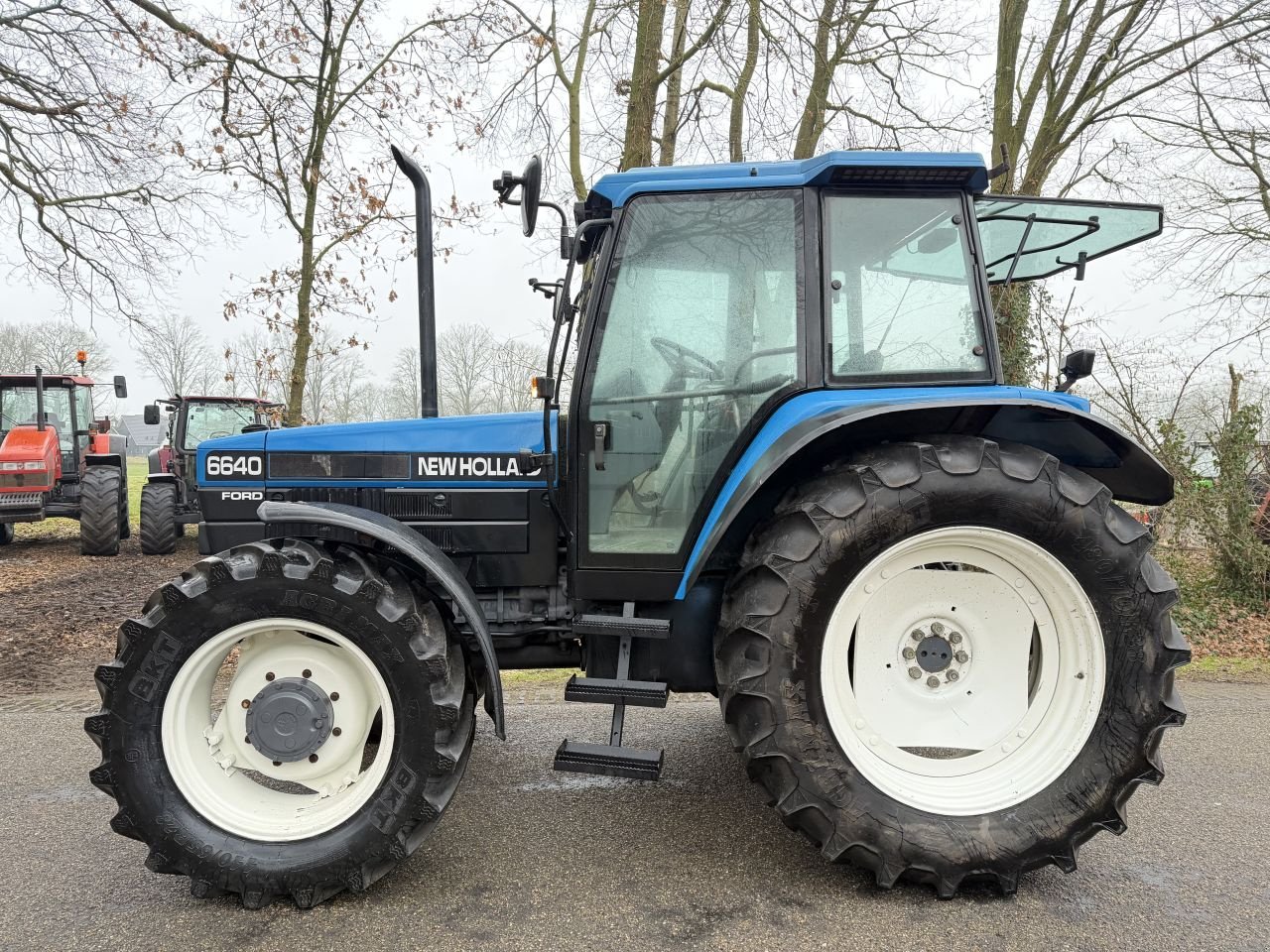 Traktor of the type New Holland 6640 SLE, Gebrauchtmaschine in Rossum (Picture 4)