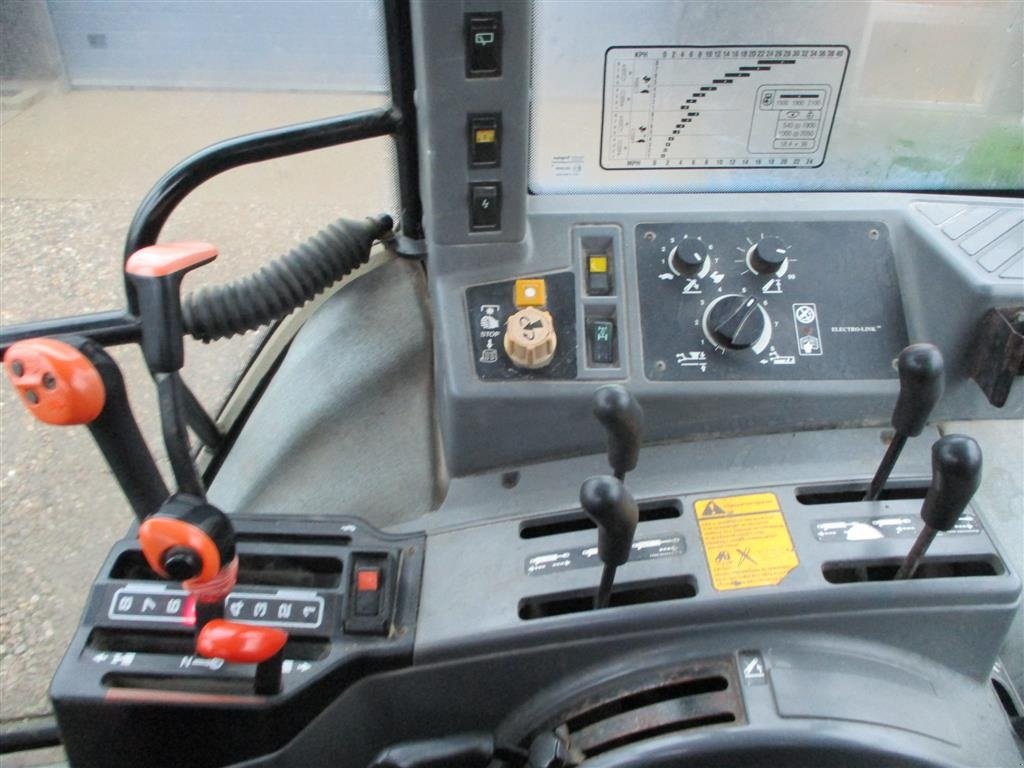 Traktor des Typs New Holland 7840 SLE, med rigtig god dæk montering og knap på vendergearet., Gebrauchtmaschine in Lintrup (Bild 7)