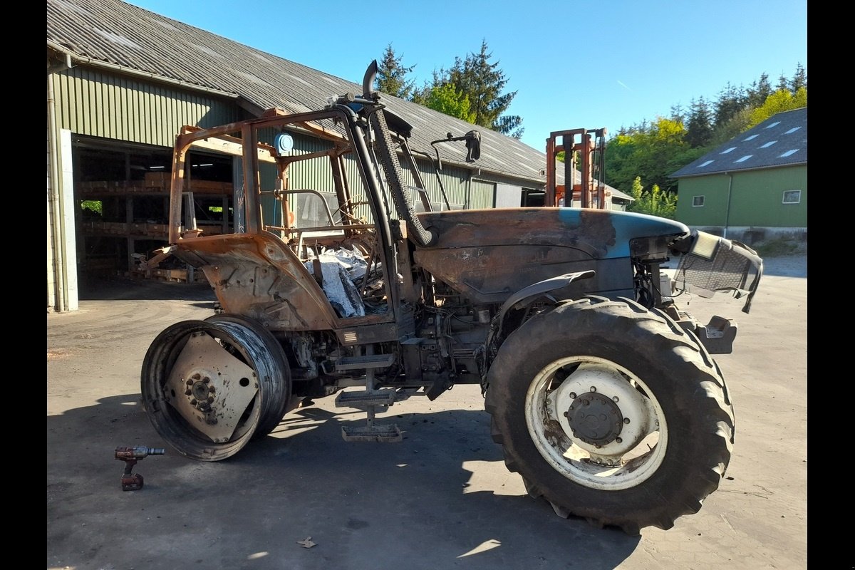 Traktor Türe ait New Holland 8160, Gebrauchtmaschine içinde Viborg (resim 2)