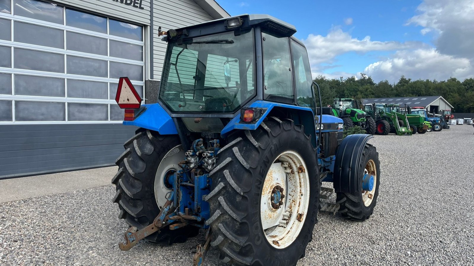 Traktor of the type New Holland 8240 SLE  Med frontlift og frontPTO, Gebrauchtmaschine in Lintrup (Picture 14)